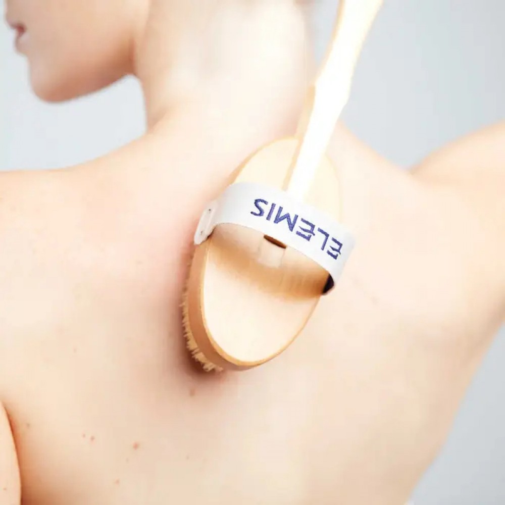 50451 body detox skin brush application a 2000x2000 1000x1000 1 - Детокс масажна щітка для тіла ELEMIS Body Detox Skin Brush