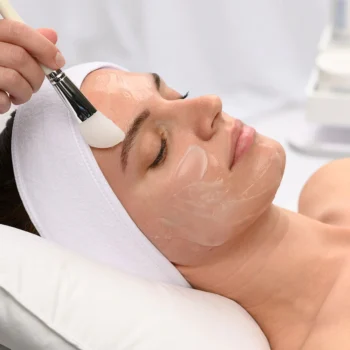022624hydrolocksleepmaskmodel - Відновлююча маска для обличчя Hydropeptide Hydro-Lock Sleep Mask 75мл