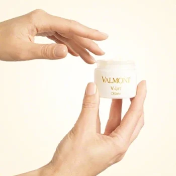 cream 705942 valmont v lift cream hand min - Крем для обличчя Valmont "V-Lift" Cream 50мл