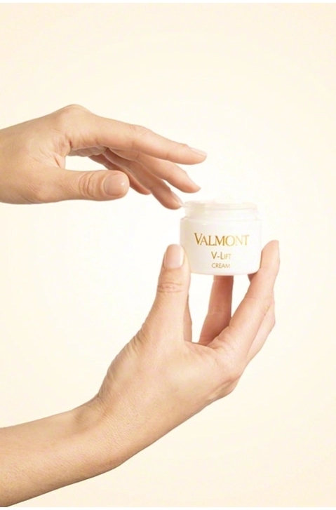 cream 705942 valmont v lift cream hand min - Крем для обличчя Valmont "V-Lift" Cream 50мл