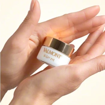cream 705943 valmont v lift eye hand v2 - Крем проти зморшок навколо очей Valmont "V-Lift" Eye