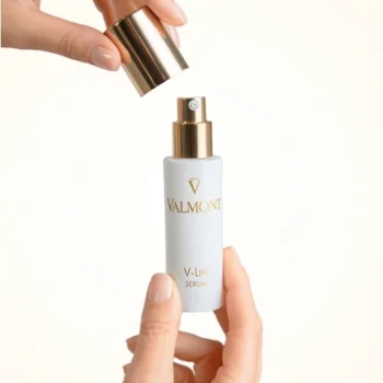 serum 705941 valmont v lift serum hand v2 1 - Сироватка для обличчя Valmont "V-Lift" Serum 30мл