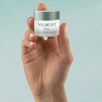 cream 705404 valmont vital contour cream hand min - Ревіталізуючий крем для шкіри навколо очей Valmont Vital Contour Cream 15мл