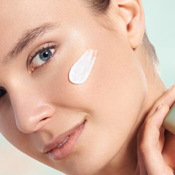 eye 705405 valmont ital regenera i rich application min - Збагачений крем для шкіри обличчя Valmont Vital Regenera I Rich 50мл