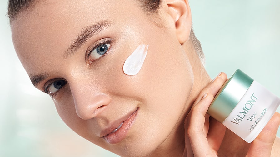 eye 705405 valmont ital regenera i rich application min - Збагачений крем для шкіри обличчя Valmont Vital Regenera I Rich 50мл