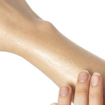 heliocare body glow 05b - Сяючий сонцезахисний крем-гель для тіла Cantabria Labs Heliocare 360º Body Glow SPF 50+ 100мл