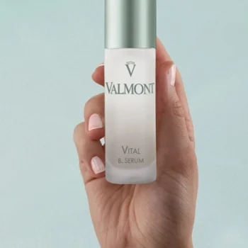 serum 705403 valmont vital b serum hand min - Ревіталізуюча сироватка для шкіри обличчя Valmont Vital B Serum 30мл