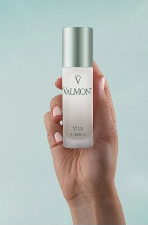 serum 705403 valmont vital b serum hand min - Ревіталізуюча сироватка для шкіри обличчя Valmont Vital B Serum 30мл