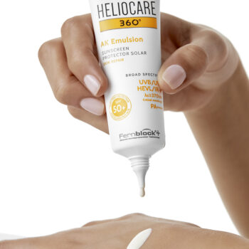 heliocare 360 ak emulsion manotextura 01 1 - Сонцезахисний крем-емульсія Cantabria Labs Heliocare 360º AK Emulsion SPF50+ 50мл