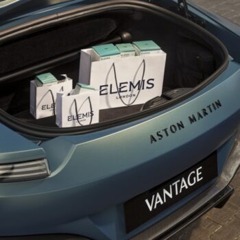 1x1 elemis am amlpartnershiplaunch brandedbag v3 0424 hero v3 1x1 600x600 1 - Набір Aston Martin x ELEMIS "Догляд за шкірою" для Неї ELEMIS AMF1 Skincare for Her