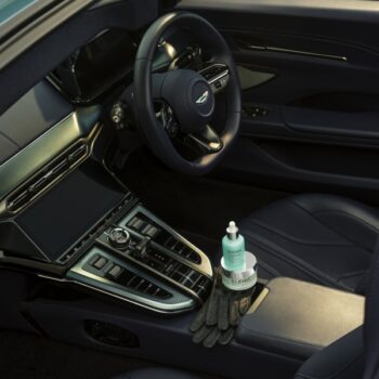 1x1 elemis am amlpartnershiplaunch stilllife arrangement1 0225 glove opt v3 1x1 600x600 1 1 - Набір Aston Martin x ELEMIS "Догляд за шкірою" для Неї ELEMIS AMF1 Skincare for Her
