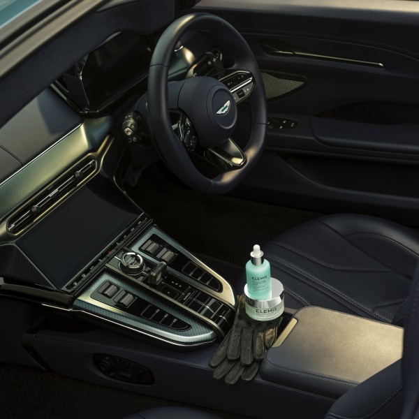 1x1 elemis am amlpartnershiplaunch stilllife arrangement1 0225 glove opt v3 1x1 600x600 1 1 - Набір Aston Martin x ELEMIS "Догляд за шкірою" для Неї ELEMIS AMF1 Skincare for Her