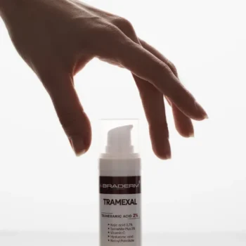 osvitliuiucha emulsiia proty pihmentatsii 44723823647899 - Освітлюючий крем проти пігментації Braderm Tramexal Cream 30мл